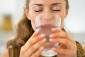 woman-drinking-glass-of-water-with-eyes-closed